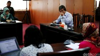 Anggota Ombudsman Alvin Lie menyimak testimoni penyandang disabilitas yang diperlakukan oleh maskapai penerbangan dengan diskriminatif.