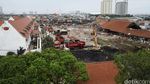 Alat Berat Bersihkan Sisa Puing Kampung Luar Batang