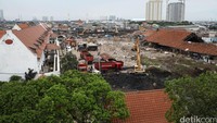 Sejumlah truk dari Dinas Tata Air DKI dan Dinas Kebersihan DKI tampak wara-wiri di kawasan Pasar Ikan.