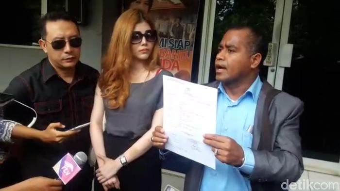 Sonny Tulung dan Pacarnya Laporkan Seorang Pria ke Polisi