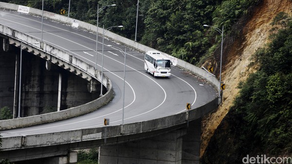 Kini jembatan pertama sepanjang 20 meter, jembatan kedua 230 meter, jembatan ketiga 65 meter, jembatan keempat 462 meter, jembatan kelima 31 meter, dan jembatan keenam sepanjang 156 meter. Selain itu, masih terdapat jalan penghubung sepanjang lebih dari 1,9 kilometer. (Dikhy Sasra/detikcom)