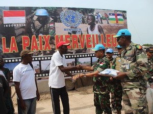 Pasukan TNI Bagi-bagi Ribuan Pakaian Batik di Afrika Tengah