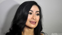 Pulasan lipstik pink menjadi pilihannya. Pool/Ismail/detikFoto.