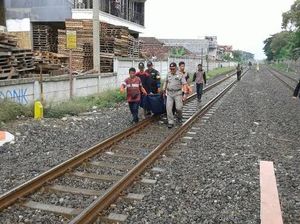 Pria Diduga Kurang Waras Tewas Ditabrak Kereta di Perlintasan Tandes