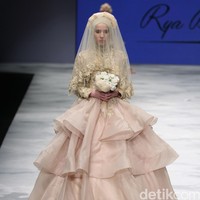 Ria Baraba. Indonesia Fashion Week 2016 at Jakarta Convention Center. Senayan. Jakarta. [Foto: Mohammad Abduh/Wolipop]