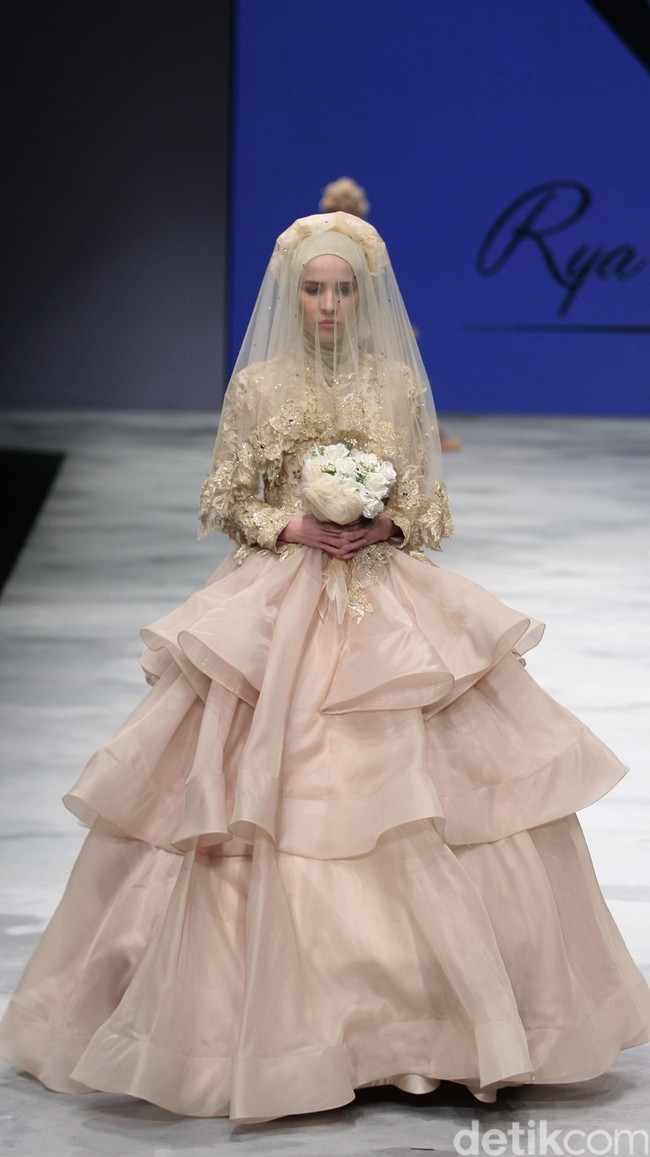 Ria Baraba. Indonesia Fashion Week 2016 at Jakarta Convention Center. Senayan. Jakarta. [Foto: Mohammad Abduh/Wolipop]