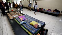 Di LBH Jakarta, mereka didampingi Kontras, serta  beberapa petani dari Kendeng. Ada juga dari Komnas Perempuan yang hadir menemani ibu-ibu ini.