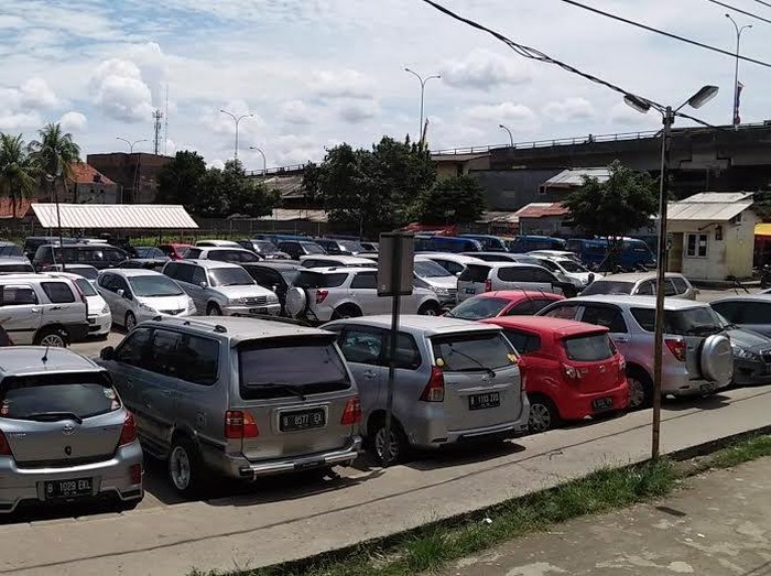 Kaca Mobil Pecah, Kecewa Tanggapan Pengelola dan Sekuriti Mal