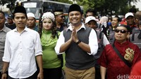 Muhammad Idrus tiba di kantor DPD Demokrat Jakarta, Rabu (13/4/2016) dengan diiringi oleh tim sukses Jakarta Keren.