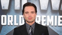 Sebastian Stan (Bucky) tampak gagah dengan setelan serba hitam. Jesse Grant/Getty Images for Disney/detikFoto.