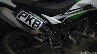 Stiker PKB di motor trail Kawasaki D-Tracker. Foto: Pembaca (akun Madethief)