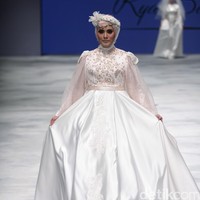 Ria Baraba. Indonesia Fashion Week 2016 at Jakarta Convention Center. Senayan. Jakarta. [Foto: Mohammad Abduh/Wolipop]