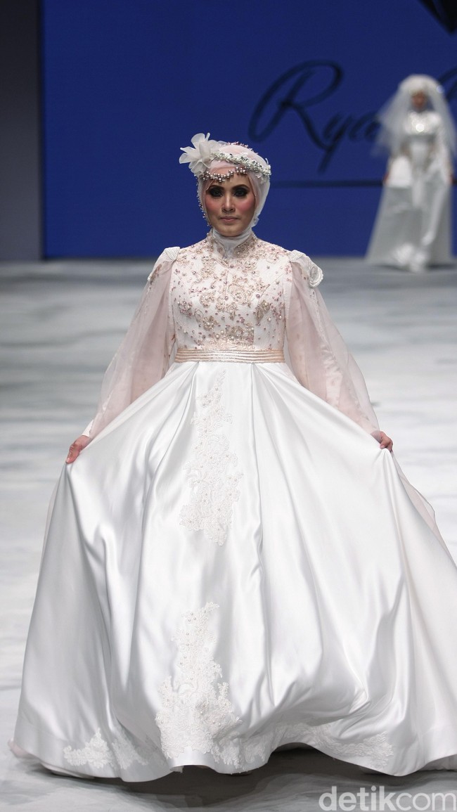 Ria Baraba. Indonesia Fashion Week 2016 at Jakarta Convention Center. Senayan. Jakarta. [Foto: Mohammad Abduh/Wolipop]