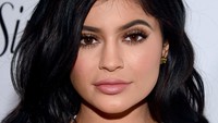 Bibirnya dipoles lipstik warna pink. Frazer Harrison/Getty Images for Marie Claire/detikFoto.