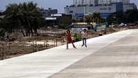 Dua orang anak bermain sepatu roda di jalan yang dibangun di kawasan eks lokalisasi itu.
