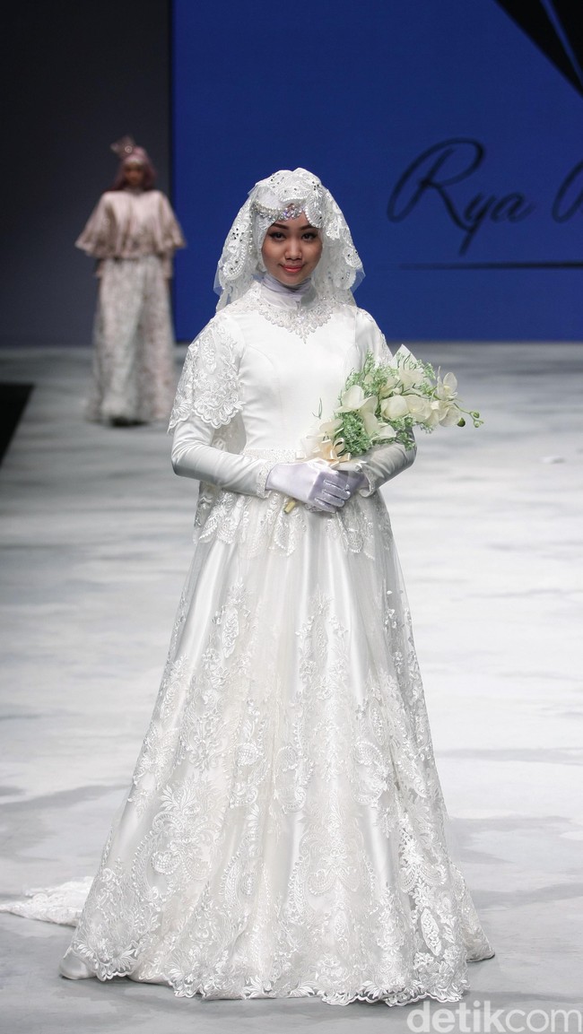 Ria Baraba. Indonesia Fashion Week 2016 at Jakarta Convention Center. Senayan. Jakarta. [Foto: Mohammad Abduh/Wolipop]