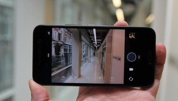 Gagal eksis di HTC 9, vendor asal Taiwan ini kembali bangkit dengan HTC 10 yang menyodorkan kualitas kamera mumpuni. Sayang, eksistensi HTC 10 di Indonesia belum kelihatan. Foto: Plint