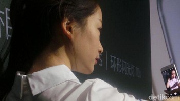 Kameranya sendiri berukuran 21 megapixel di bagian belakang dan dilengkapi dengan 10 LED yang dibuat selingkar seperti cicin. Foto: detikINET/Rini Friastuti