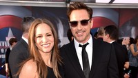 Robert tampak serasi berbusana hitam dengan sang istri, Susan Downey. Kevin Winter/Getty Images/detikFoto.