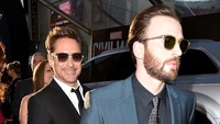 Robert Downey Jr. dan Chris Evans saat tiba lokasi pemutaran perdana film Captain America: Civil War. Kevin Winter/Getty Images/detikFoto.
