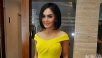 Mantan kekasih Raffi Ahmad itu tampil kenakan blus peplum kuning yang dipadu dengan celana hitam dan heels kuning mencolok. Pool/Ismail/detikFoto.