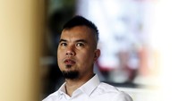 Ahmad Dhani yang selama ini berkoar-koar mengincar kursi DKI-1 tampak mengenakan baju kemeja berwarna putih.