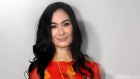 Bagaimana menurut Anda gaya Iis kali ini? Pool/Ismail/detikFoto.