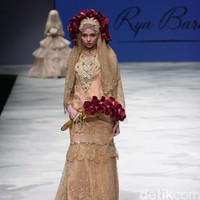 Ria Baraba. Indonesia Fashion Week 2016 at Jakarta Convention Center. Senayan. Jakarta. [Foto: Mohammad Abduh/Wolipop]