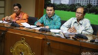 Hadir dalam konfrensi pers tersebut (kiri-kanan) Kepala Direktorat Utama Pembinaan dan Pengembangan Hukum BPK Nizam Burhanudin, Kaditama Rembang Pemeriksaan Keuangan BPK Bahtiar Arif dan Staf Ahli Investigatif BPK I Nyoman Wara.