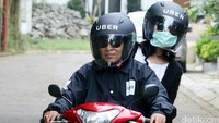 uberMOTOR melintas di salah satu ruas jalan di Jakarta.