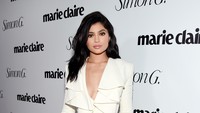 Kylie Jenner tak pernah gagal untuk jadi sorotan di red carpet. Kali ini, adik Kim Kardashian itu tampil dalam balutan busana ketat berwarna putih. Frazer Harrison/Getty Images for Marie Claire/detikFoto.