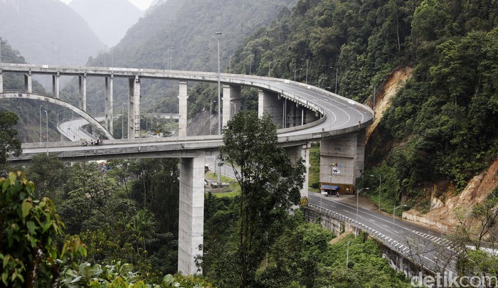 Jembatan kelok sembilan di Kabupaten 50 Kota, Provinsi Sumatera Barat, tetap menjadi objek wisata yang mengasyikan bagi sejumlah pemudik yang menuju Sumatera Barat atau Provinsi Riau
