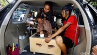 Sudah sejak Selasa (12/4) sore kaki 9 wanita tersebut dicor dengan semen.