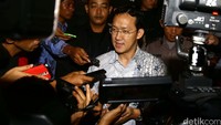 Sunny sempat dicegah oleh KPK di kasus reklamasi. KPK menyebut Sunny sebagai staf Ahok, meski Ahok saat itu lebih memilih menyebut Sunny sebagai teman karena tidak digaji. Ahok saat itu menyebut Sunny sudah ikut dengannya sejak masih menjadi anggota DPR pada 2010. (Foto: Hasan Alhabshy)