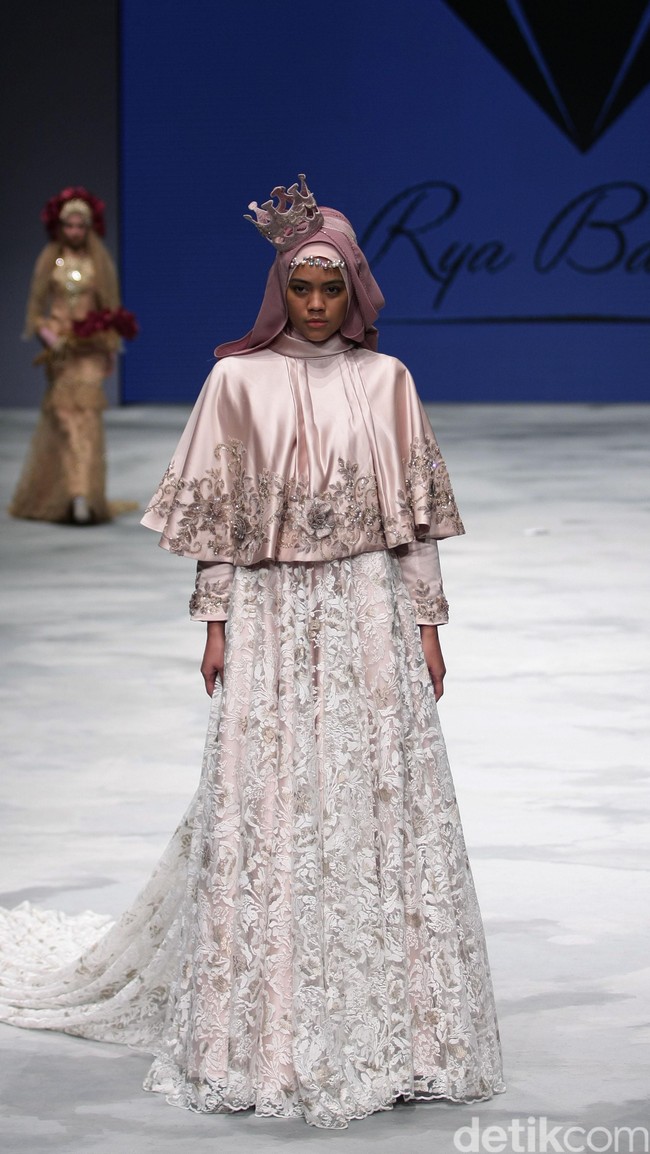 Ria Baraba. Indonesia Fashion Week 2016 at Jakarta Convention Center. Senayan. Jakarta. [Foto: Mohammad Abduh/Wolipop]