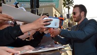 Chris yang berperan sebagai Captain America menghampiri fans untuk memberikan tanda tangan. Charley Gallay/Getty Images for Disney/detikFoto.