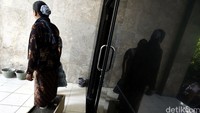 Di LBH Jakarta ibu-ibu ini tidur dan makan, serta melakukan kegiatan aksi.