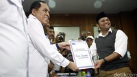 Muhammad Idrusmenyerahkan surat pendaftaran.