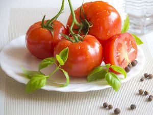 Tomat Itu Buah atau Sayur? Ini Fakta Menurut Sains