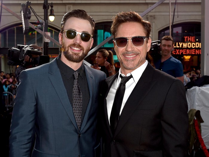 Premiere Film Captain America: Civil War LOS ANGELES, CALIFORNIA - APRIL 12: Actors Chris Evans (L) and Robert Downey Jr. attend the premiere of Marvels Captain America: Civil War at Dolby Theatre on April 12, 2016 in Los Angeles, California. (Photo by Kevin Winter/Getty Images)