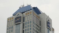 6. Bank MandiriBerdasarkan data Majalah Fortune Indonesia, Bank Mandiri punya pendapatan sebesar Rp 141,635 miliar tahun 2021. Sementara laba bersihnya mencapai Rp 28,028 miliar.Bank Mandiri menjadi perusahaan dengan kepemilikan aset terbesar di Indonesia, mencapai Rp 1,725 triliun. Adapun ekuitasnya adalah Rp 204,686 miliar. Foto: Ari Saputra