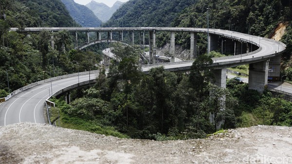 Secara fisik, Jembatan Kelok Sembilan terbagi dalam enam buah jembatan dengan lebar 13,5 meter dan ditopang pilar setinggi sekitar 60 meter di atas permukaan jalan yang ada di bawahnya. Panjang keenam jembatan tersebut berbeda-beda karena menyesuaikan topografi tanah dan panjang lekuk/kelok jembatan itu sendiri. (Dikhy Sasra/detikcom) Secara fisik, Jembatan Kelok Sembilan terbagi dalam enam buah jembatan dengan lebar 13,5 meter dan ditopang pilar setinggi sekitar 60 meter di atas permukaan jalan yang ada di bawahnya. Panjang keenam jembatan tersebut berbeda-beda karena menyesuaikan topografi tanah dan panjang lekuk/kelok jembatan itu sendiri. (Dikhy Sasra/detikcom)