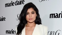 Kylie memilih busana serba putih dari Balmain. Frazer Harrison/Getty Images for Marie Claire/detikFoto.