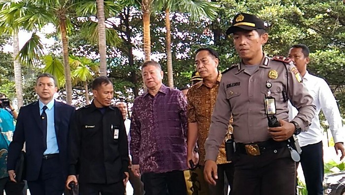 Penuhi Panggilan KPK untuk Kasus Suap Raperda, Aguan Lempar Senyum