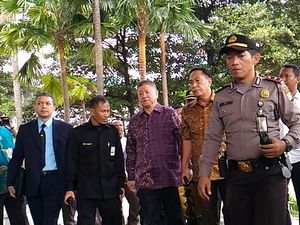 Penuhi Panggilan KPK untuk Kasus Suap Raperda, Aguan Lempar Senyum