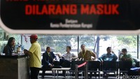 Sunny menunggu dipanggil penyidik di ruang tunggu KPK.