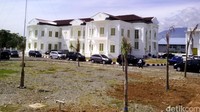 Sejumlah bangunan yang sudah tersedia di sana di antaranya yaitu kantor, rumah dinas wali nanggroe, bangunan mes, masjid dan lainnya.