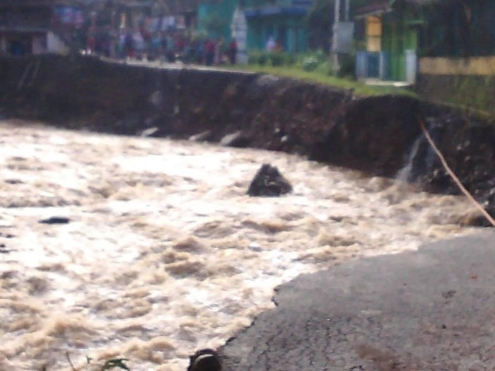 Banjir Bandang, Jalan Utama Menuju Curug Cinulang Cicalengka Ambles