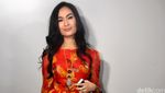 Iis Dahlia Bergaya Bak Anak Muda