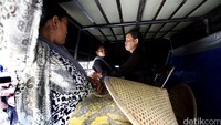 Sembilan perempuan yakni, Supini, Surani, Riem Ambarwati, Deni, Ngadinah, Sukinah, Karsupi, Murtini dan Surani yang datang dari Pengunungan Kendeng, Jawa Tengah.